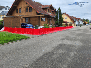Flutwand vor einem Haus, welches das Haus vor Hochwasser schützt
