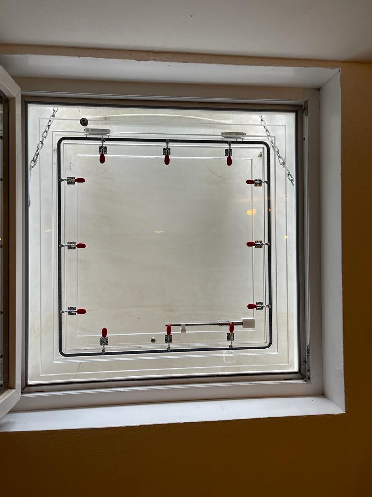 Acrylschott am Kellerfenster – Schutz vor Hochwasser, Starkregen und Überschwemmung